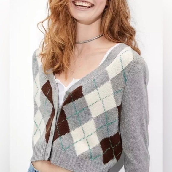 American Eagle Outfitters Sweaters - American Eagle Cropped Sweater
Womens M Gray Argyle
Academia Button Up